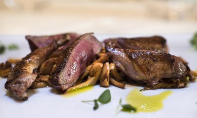 Piccione in casseruola con funghi galletti: il piatto dell'estate di Anna Rita Simoncini
