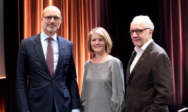 Alain Ducasse, a destra, con Xavier Alberti, presidente di les Collectionneurs, e Carole Pourchet, direttrice generale

