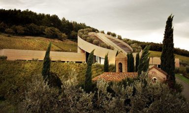 Petra si trova in località San Lorenzo Alto 131, a Suvereto (Livorno). Tel. +39 0565 845308, info@petrawine.it. Le visite alla cantina disegnata da Mario Botta sono possibili tutti i giorni su prenotazione: +39 342 5501570 o visit@petrawine.it
