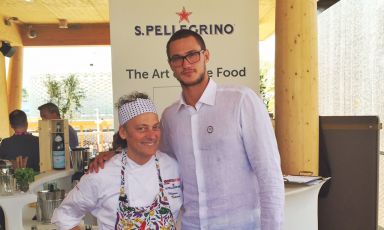 Due fuoriclasse nei rispettivi campi: il cestista Danilo Gallinari - indovinate un po': è quello più alto, a destra - oggi sulla terrazza di Identità Expo con lo chef Moreno Cedroni, protagonista fino a domenica di Italian & International Best Chefs