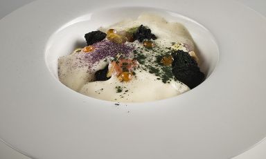 Crudo di gamberi con maionese delle sue teste e spuma di patate: il piatto dell'inverno di Filippo Saporito, da poche settimane eletto Presidente dell'associazione JRE Italia
