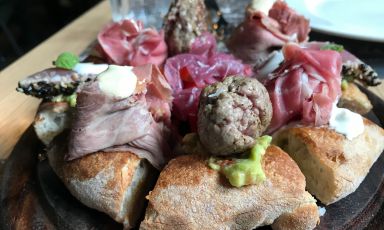 La pizza Quattro Gioie, al Garage di Milano: gli spicchi sono con black angus e avocado, con roast beef tonnato, con tonno rosso in crosta di sesamo nero e salsa guacamole e con crudo&burrata
