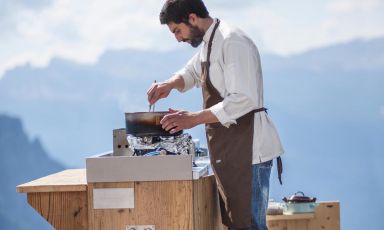 Riccardo Gaspari, chef e titolare del Brite a Cortina d'Ampezzo in provincia di Belluno. Lui e Franco Aliberti cucineranno assieme sabato 30 luglio, un menù a quattro mani chiamato «9 buche» perché i due si sono ispirati alle buche del campo da golf cortinese. Il tutto al Faloria Mountain Spa Resort di Stefano Pirro in località Zuel di Sopra.
