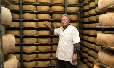 Nikos Gasparakis, mastro casaro nel villaggio Koummoi, non lontano da Rethymno, a Creta, è tra i vincitori dei Quality Awards 2016, una specie di “Oscar del buono” greco organizzato dalla rivista Gastronomos, inserto mensile di Kathimerini, quotidiano tra i principali del Paese. Vi raccontiamo uno a uno i premiati e la loro eccellenza nella nostra fotogallery. E ne abbiamo approfittato per un nuovo tour goloso ad Atene
