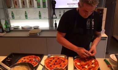 Massimo Gatti ieri durante il cooking show a Identità Expo, nell'ambito di Identità di Pizza. Gatti ha una pizzeria a Parma e un pizzeria-Ristorante nella sua Borgotaro. Presto aprirà un secondo locale nella città ducale
