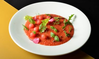 Light gazpacho with tomatoes, strawberries and watermelon by Simone Salvini, a refreshing and tasty dish that follows a rule belonging to the Ayrvedic tradition: avoid eating cooked food as much as possible (photo by Emanuele De Marco)
