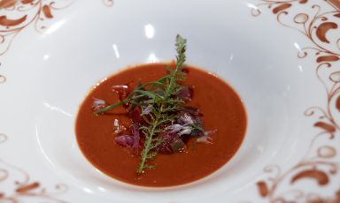 Gazpacho di aronia e pomodoro, vegetali croccanti, olio al peperone bruciato: uno dei piatti proposti da&nbsp;Leonardo D'Ingeo all'Eataly di Roma per la cena del ciclo Giovani Talenti, in collaborazione con Identit&agrave; Golose
