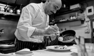 Anthony Genovese e chef e patron di una delle insegne più prestigiose e celebrate di Roma, Il Pagliaccio. Per cinque giorni il pubblico di Identità Expo S.Pellegrino potrà assaggiare la sua cucina a pranzo e a cena: per le prenotazioni (il costo è di 75 euro per quattro portate vini compresi) è sufficiente mandare una mail a expo@magentabureau.it o telefonare al  +39 02 62012701 (foto Mattia Cinacchi)