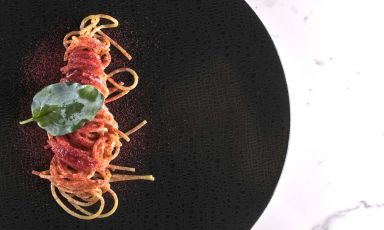 Spaghettone Monograno Felicetti al burro affumicato, ostrica e lampone di Enrico Pistoletti, chef del ristorante Aldivino, a Corciano, in provincia di Perugia
