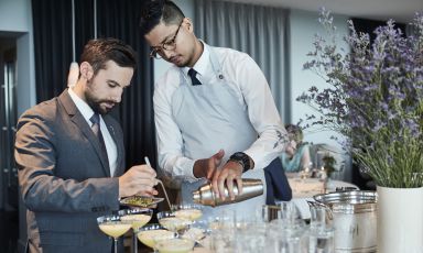 A sinistra, Mattia Spedicato, assistant restaurant manager e sommelier di Geranium di Copenhagen, primo e unico ristorante con 3 stelle Michelin di Danimarca
