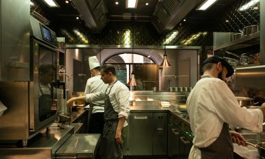 Gesti nella cucina di Per me - Giulio Terrinoni, a Roma
