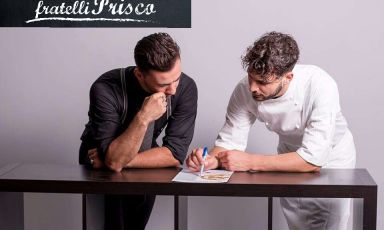 Giacomo e Giovanni Prisco, i due fratelli titolari della - ovviamente - Fratelli Prisco, pizza&cocktail a Boscotrecase, sul Vesuvio, in provincia di Napoli
