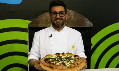 Giacomo Garau davanti al suo forno: lui è protagonista di una delle pizzerie campane più interessanti, l'Olio e Basilico di Calvi Risorta, in provincia di Caserta
