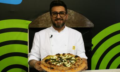 Giacomo Garau davanti al suo forno: lui è protagonista di una delle pizzerie campane più interessanti, l'Olio e Basilico di Calvi Risorta, in provincia di Caserta
