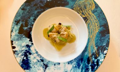 Spaghettino tiepido mantecato con brodo di g&ograve; (giozzo), vongole, foglia d&rsquo;ostrica e ceviche di menta: uno dei grandi piatti di Giacomo Sacchetto all'Iris di Verona
