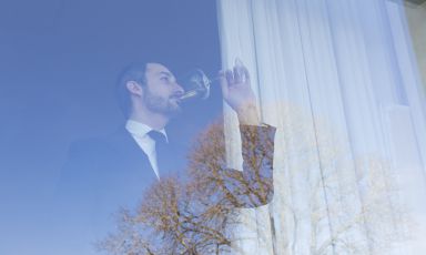 Gianni Sinesi, "uomo della cantina" al Reale Casadonna di Castel di Sangro, fotografato da Barbara Santoro dietro a una finestra della struttura
