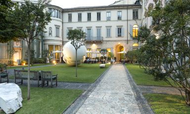 Il giardino è lo spazio en plein air di cui approfittare nella bella stagione, situato tra le Gallerie d'Italia e l’antica Casa del Manzoni. Qui si può mangiare rivivendo quella magia che ispirò la vita e la produzione letteraria dello scrittore. Oltre al pranzo o alla cena gourmet, a disposizione degli ospiti aperitivi e momenti di musica jazz dal vivo
