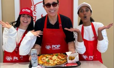 Gino Sorbillo ha appena inaugurato a Milano, a 150 metri dal Duomo, il suo nuovo format: POP, il fast food della pizza napoletana. A 9,90 euro &egrave; offerta una pizza Margherita, una bibita e un fritto
