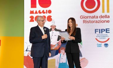 A sinistra Davide Rampello con Alessia Mancini, presentatrice della serata di gala andata in scena&nbsp;lo scorso 6 maggio a Roma, in occasione&nbsp;del lancio ufficiale della Giornata della Ristorazione 2026 in programma il 16 maggio. Foto a cura di Beatrice Di Carlo
