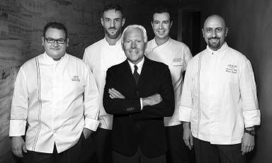 Giorgio Armani fotografo a metà novembre a Milano al centro di un pokerissimo formato dagli chef dei suoi quattro ristoranti gourmet. Da sinistra verso destra: Alessandro Salvatico dell’Armani di Dubai, Fabio Bano del locale di New York, Francesco Mazzi, che cura il ristorante di Tokyo. Infine, con il pizzetto, Filippo Gozzoli, chef in Milano. Credits SGP