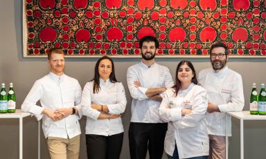 La giuria italiana della&nbsp;S.Pellegrino Young Chef Academy Competition 2026-27: da sinistra Marco Galtarossa, Arianna Gatti, Richard Abou Zaki, Solaika Marrocco e Giuseppe Iannotti
