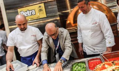 Il maestro pizzaiolo Giuseppe Acciaio ha creato il format Pizzerie Gourmet per diffondere la pizza contemporanea di qualità. L'articolo di Tania Mauri per la newsletter Identità di Pizza (per leggerla regolarmente, iscriversi gratuitamente qui)
