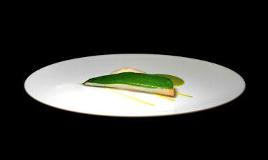 Essenza, ossia una prelibata triglia glassata con un velo di burro al prezzemolo: grande piatto a La Madernassa di Guarene (Cuneo), chef Giuseppe D'Errico
