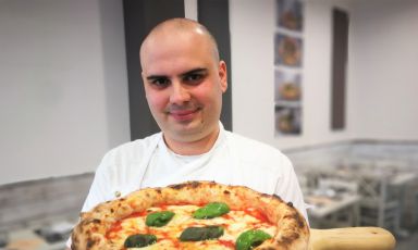 Giuseppe Bove e la Margherita de Il Segreto di Pulcinella, pizzeria a Montesarchio (Benevento), telefono +39.329.8760545
