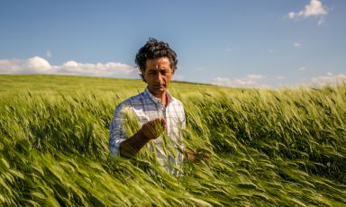 Giuseppe Li Rosi in un campo di grano. Salirà sul palco di Identità di Pane e Pizza, a Identità Milano 2019, lunedì 25 marzo alle 13,20 in sala Blu2, insieme a Tommaso Cannata (del quale abbiamo già parlato qui)
