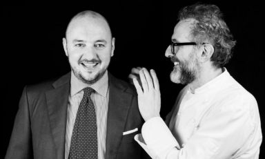 Beppe Palmieri con Massimo Bottura: il direttore di sala dell'Osteria Francescana è anche patron di Generi Alimentari da Panino, in Rua Freda 21 a Modena. Palmieri sarà protagonista, insieme a molti altri grandi interpreti dell'ospitalità e del servizio, di Identità di Sala (in collaborazione con Cantine Ferrari), in programma al Congresso di Identità Golose Milano domenica 4 marzo (foto Brambilla - Serrani)

