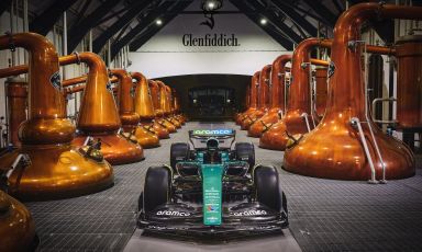 L'inedita collaborazione tra Aston Martin e Glenfiddich celebra due marchi accomunati dalla stessa attenzione ai dettagli e all'eleganza. Due sinergie che vogliono ribadire l'importanza del bere responsabile e consapevole
