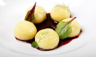 Gnocchi della Val Pusteria ripieni di graukäse con salsa alla barbabietola, uno dei piatto dei "10 anni! all'hotel Tyrol
