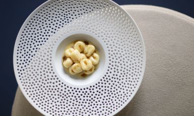 Gnocchi di Godia e tartufo bianco, forse la più riconoscibile icona di comfort e memoria: è uno dei piatti antologici inseriti nel menu Piatti del Cuore al Agli Amici di Udine. Risale addirittura al 1960
