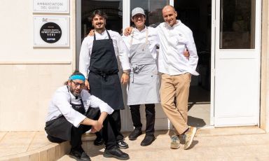 I protagonisti della prima tappa del Grand Tour del Gusto, ideato e curato dall&rsquo;associazione Ambasciatori del Gusto: da sinistra il padrone di casa Gianvito Matarrese (ristorante Evo ad Alberobello), poi Michele Impagnatiello (Cru&nbsp;di Foggia), Andrea Miacola (La Ripa&nbsp;di Vieste) e Iginio Ventura (gelateria Pina Gel a Peschici)
