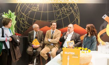 Tra le molte attivit&agrave; che hanno animato gli stand dell'area espositiva di Identit&agrave; Milano, nel pomeriggio di questa prima giornata c'&egrave; stata la presentazione del libro "Gluten free d'autore", realizzato da Grana Padano e Gribaudo