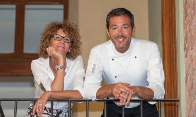 Davide Palluda con la sorella Ivana, gran signora della sala e della (fornitissima) cantina de All'Enoteca di Canale, in Piemonte
