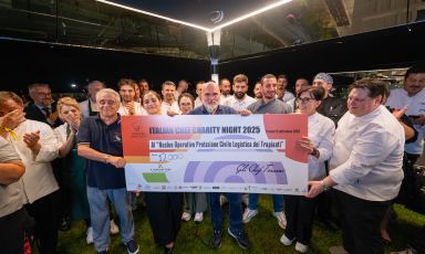Tutti i protagonisti dell'Italian Chef Charity Night della scorsa edizione durante la consegna dell'assegno con il ricavato raccolto

