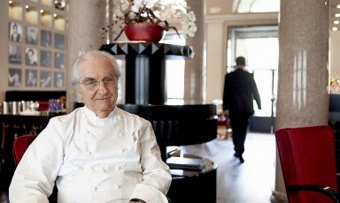 Gualtiero Marchesi ritratto da Luisa Valieri all'interno del Marchesino, il ristorante accanto al Teatro alla Scala a Milano