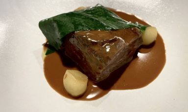 Guanciale all&rsquo;olio, spugnole e mela: tra i piatti presentati dallo chef Oldani&nbsp;nel corso della&nbsp;cena esclusiva andata in scena nel suo ristorante a Cornaredo (Milano),&nbsp;in occasione del lancio della campagna europea&nbsp;UE VEAL &ndash; &ldquo;Vitello, il gusto della condivisione sostenibile&rdquo;
