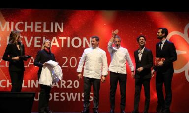 Al centro, Chicco Cerea e Paolo Rota, chef del Da Vittorio a Sankt Moritz, al momento del conferimento delle due stelle, nel 2020
