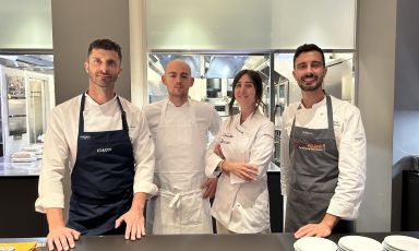 Stefano Guizzetti e Davide Caranchini ospiti protagonisti ieri a Identità Golose Milano per la prima cena del ciclo "Visioni d'autore" che Molino Casillo-Altograno organizzerà nel nostro hub della gastronomia con i più prestigiosi interpreti della pasticceria, bakery, pasta e pizza. Con loro nella foto sono Francesca Guastella, specialist pasta di Molino Casillo, e lo chef di Identità Golose Milano, Edoardo Traverso

