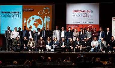 The 22 Young Stars, awarded in the 2023 edition of the Guida di Identità Golose, taking a group photo at Teatro Manzoni at the end of the presentation
(all photos are by Brambilla / Serrani)
