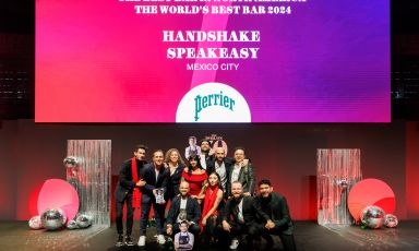 Lo scorso 22 ottobre a Madrid, Handshake Speakeasy raggiunge il primo posto dell'ambita classifica The World's 50 Best Bars. Si realizza un sogno iniziato nel 2018 quando Marcos Di Battista chiese a Rodrigo Urraca: "che cosa si proverà a vincere un premio come quello?". Da quel giorno l'ascesa di questo piccolo speakeasy nel cuore di Città del Messico è stata inarrestabile.
