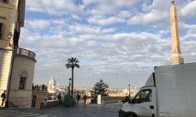 Il furgone non è il massimo, ma è bello uscire dall'Hassler un martedì di fine gennaio e avere questo colpo d'occhio, la maestosità della capitale e di buon'ora il tran tran dei fornitori

