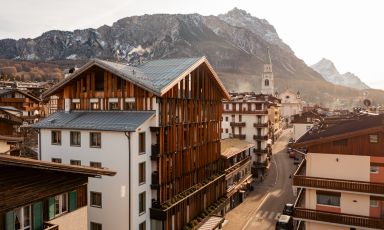 L'Hotel De Len, struttura a 4 stelle, è situ