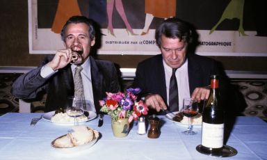 Henri Gault e Christian Millau, fotografati nel 1979, ovviamente a tavola. I due giornalisti e gastronomi francesi sono stati i teorizzatori della Nouvelle cuisine. La guida da loro fondata sta per arrivare anche in Italia
