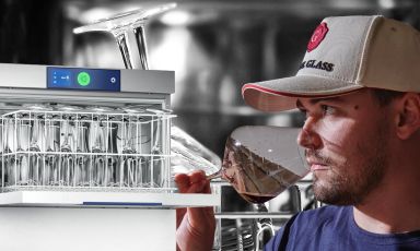 Una perfetta lavabicchieri della Hobart, commercializzata in Italia dalla P&B Line 
