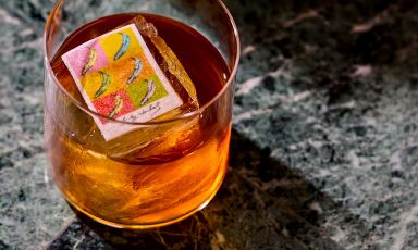 Pittsburgh, che rimanda, grazie anche a un ostia decorata, alla Pop Art e alle opere di Andy Warhol per i Velvet Underground: &egrave; uno dei cocktail studiati da Daniele Celli al Principe Bar per celebrare l'ultimo cinquantennio (abbondante), in occasione dei 100 anni del Principe di Savoia di&nbsp;Milano
