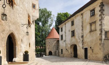 Il Castello di Otočec, l&rsquo;unico in Slovenia ad essere stato eretto su un&rsquo;isola fluviale, dal 2009&nbsp;&egrave; entrato a far parte&nbsp;della prestigiosa associazione internazionale Relais & Ch&acirc;teaux. Al suo interno ospita un ristorante gastronomico in cui assaggiare un'interpretazione moderna della cucina tradizionale slovena
