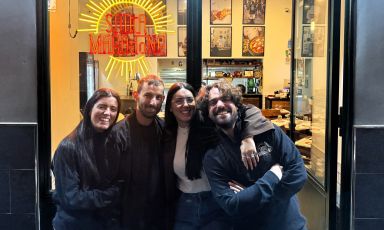 Da sinistra, Maria Smorra, Marco Testa, Marzia Smorra e Andrea Viviani, i quattro ragazzi che il 25 novembre 2022, anniversario della morte di Diego, hanno inaugurato la pizzeria Santa Maradona ai Quartieri Spagnoli di Napoli (Via Concordia 7)
